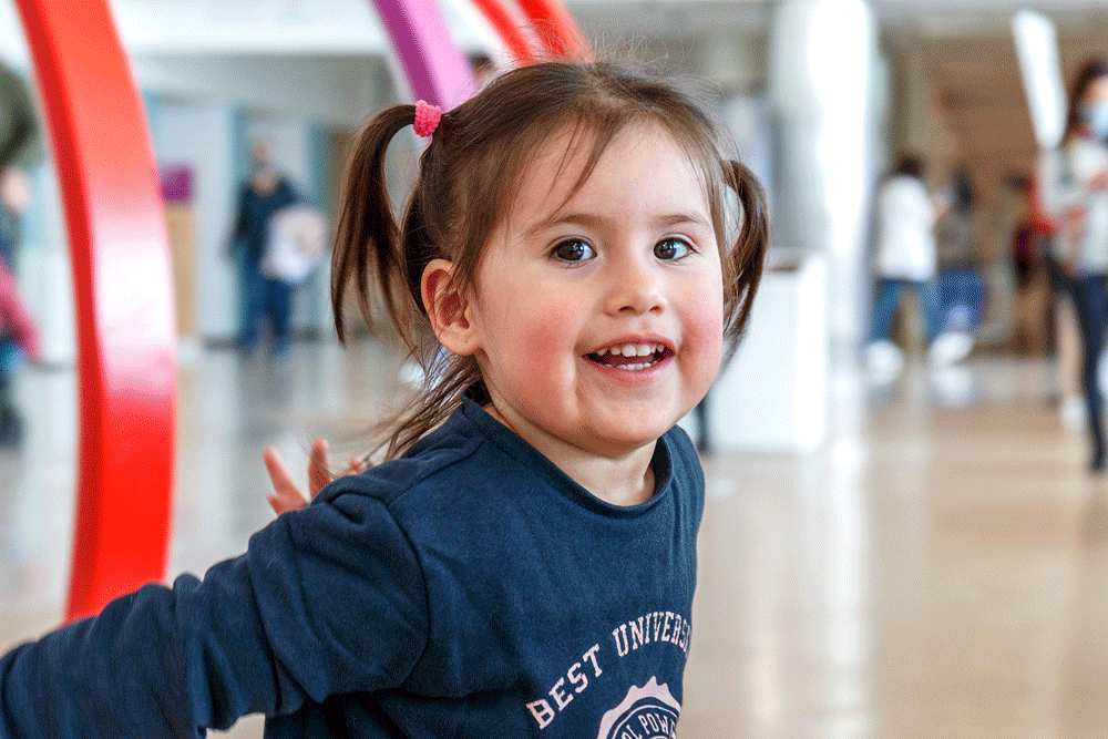 Vestíbulo y niña jugando Pediatric Cancer Center SJD Barcelona