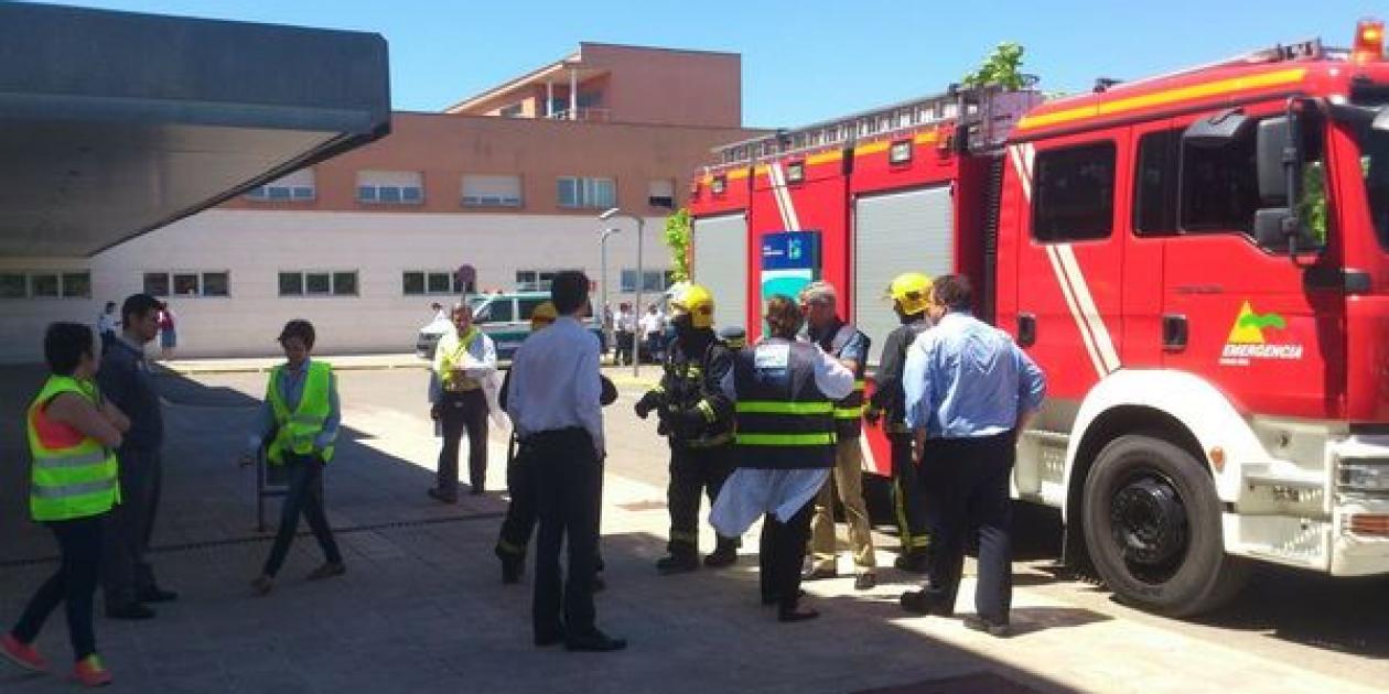 Un simulacro de incendio en el Hospital de Valdepeñas comprueba la efectividad de su Plan de Emergencias