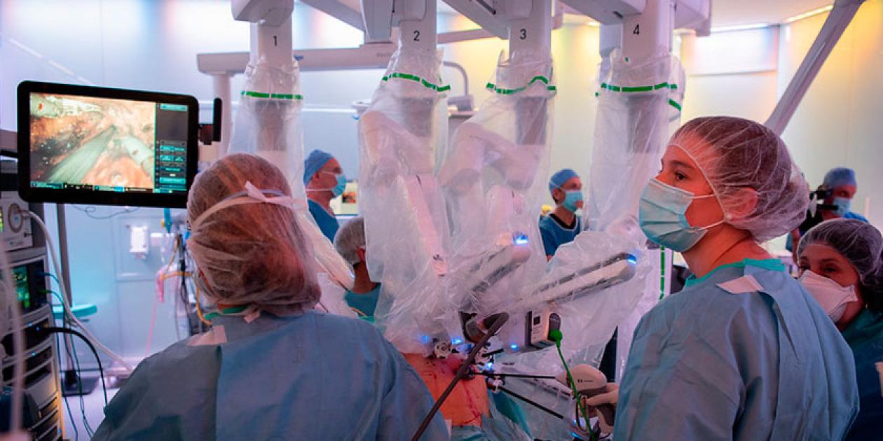 El Hospital Clínic realiza la primera intervención quirúrgica que fusiona imágenes 3D y 4K