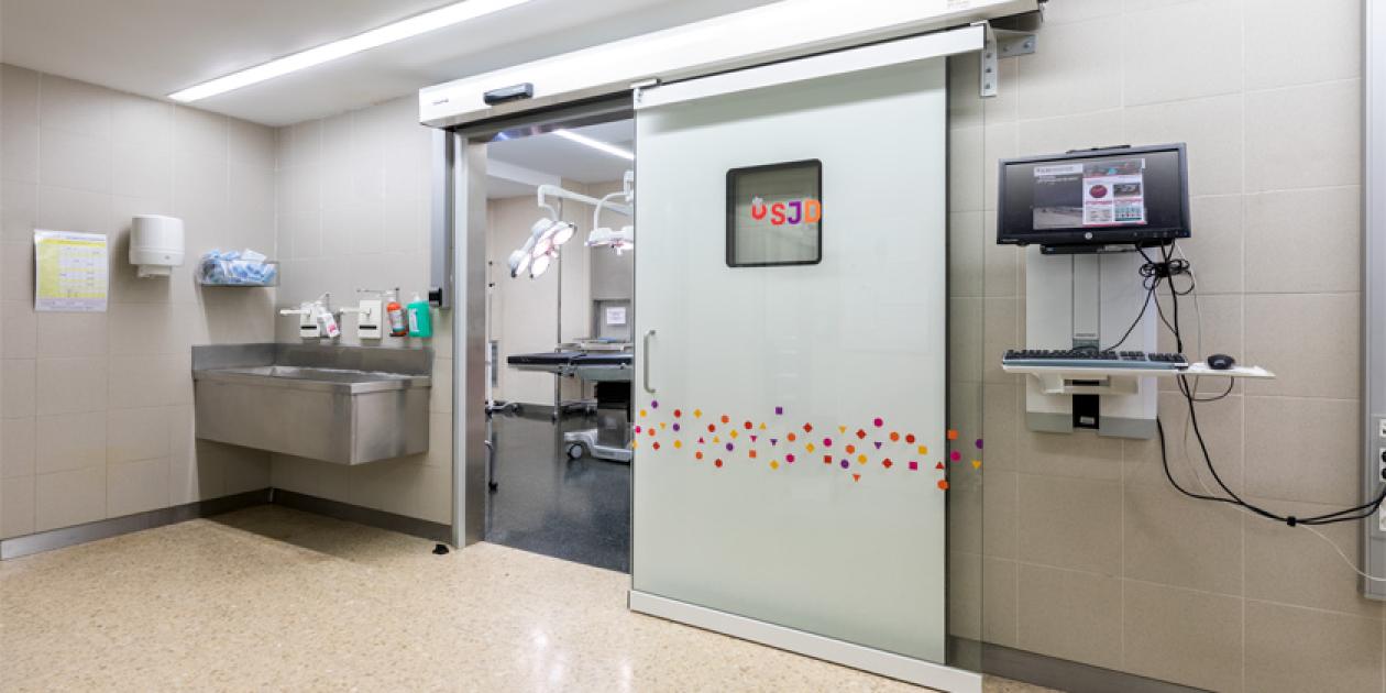 La importancia de las puertas automáticas en bloques quirúrgicos y salas de ambiente controlado