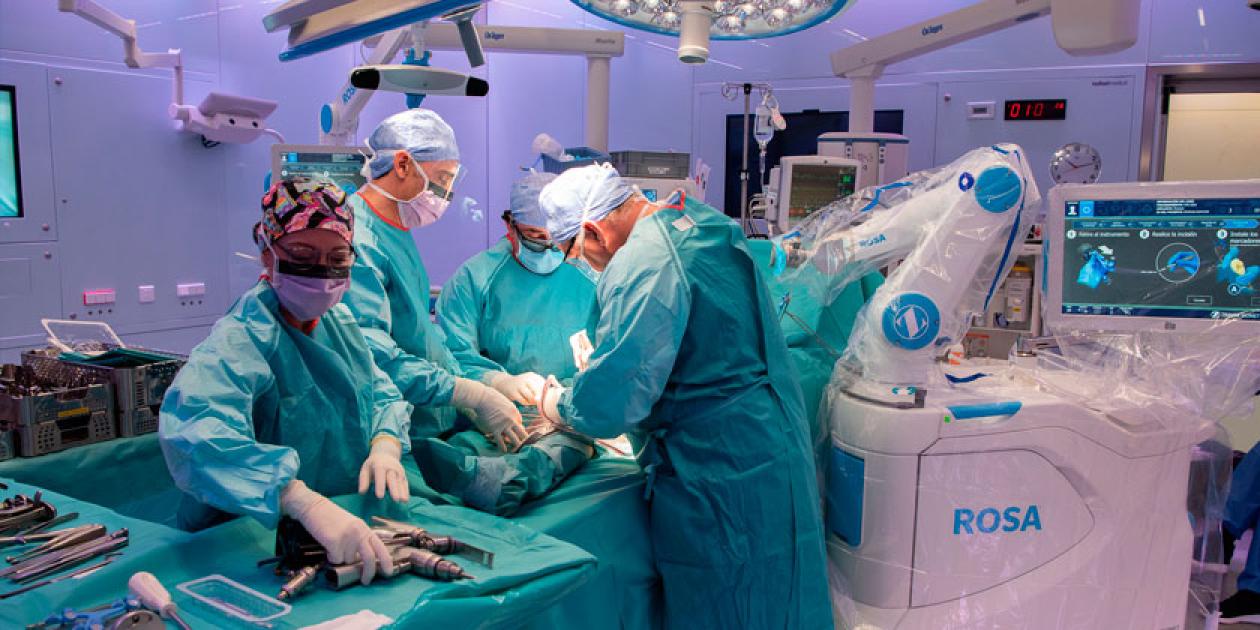 El Hospital Clínic es el primer hospital de Catalunya en realizar una cirugía robótica de prótesis de rodilla