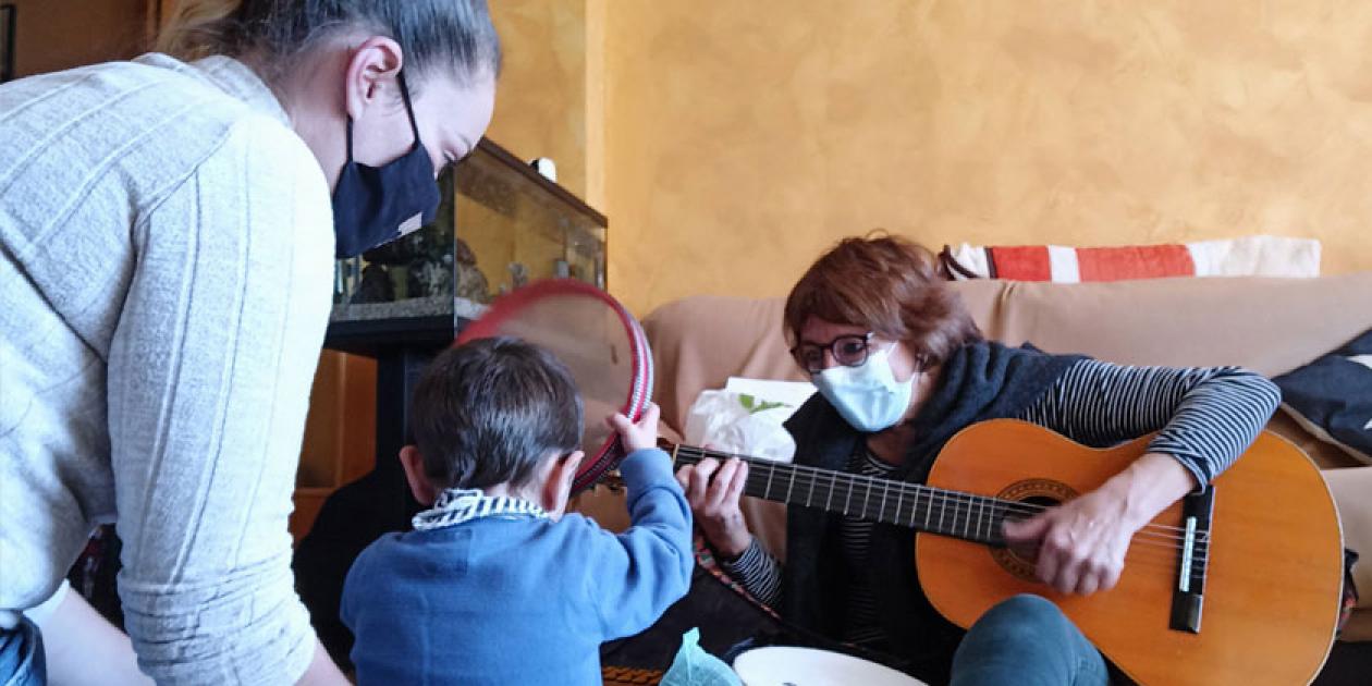 El Hospital Sant Joan de Déu lleva la musicoterapia a casa de pacientes pediátricos que requieren de atención paliativa