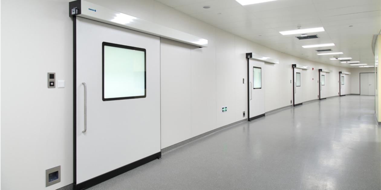 Cómo ayudan las puertas automáticas en el facility management en edificios del sector sanitario