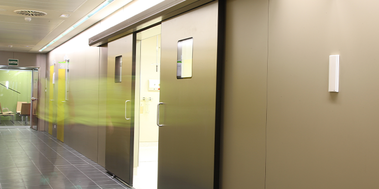 La importancia del mantenimiento de las puertas automáticas en los edificios sanitarios