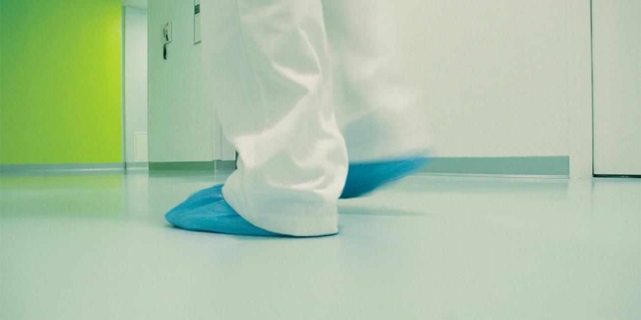 Pavimentos seguros, sostenibles y resistentes para el entorno sanitario con SikaFloor