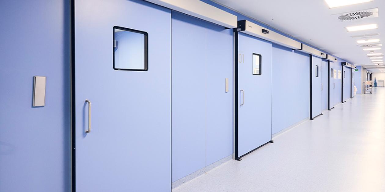 Instalaciones en hospitales y el papel esencial de las puertas automáticas