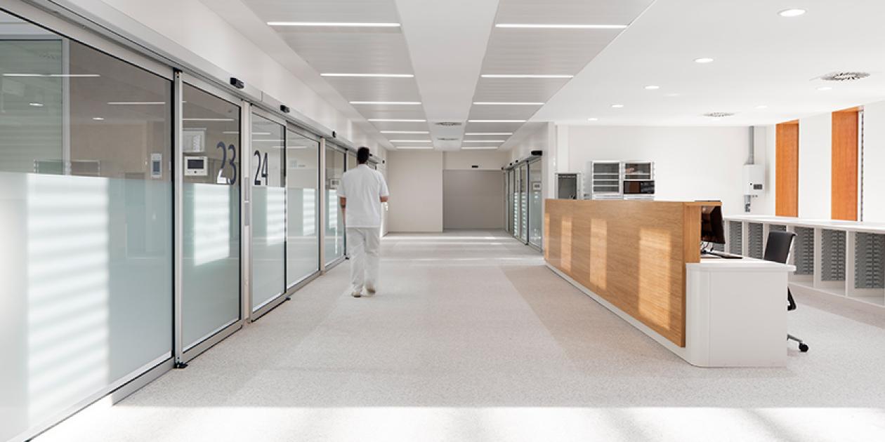 La digitalización y el valor de las puertas automáticas en hospitales inteligentes