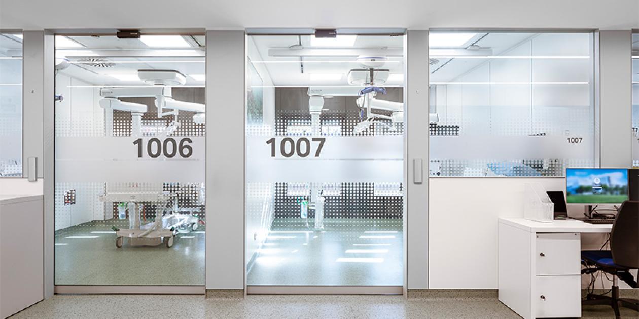 ¿Qué debe cumplir una puerta automática en un área crítica hospitalaria?